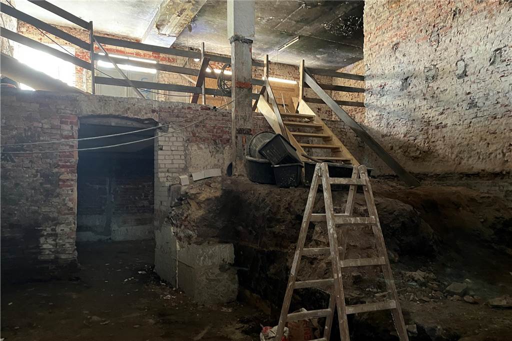 Ehemaliger Lost Place in Selm: So sieht die alte Molkerei von innen aus Die alte Molkerei in Selm wird aktuell entkernt. Mit-Eigentümer Sascha Oestermann führt durch das Gebäude.