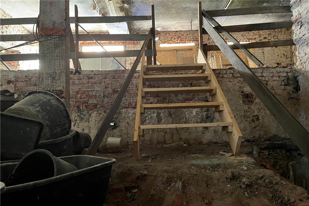 Ehemaliger Lost Place in Selm: So sieht die alte Molkerei von innen aus Die alte Molkerei in Selm wird aktuell entkernt. Mit-Eigentümer Sascha Oestermann führt durch das Gebäude.