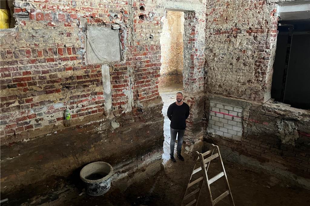 Ehemaliger Lost Place in Selm: So sieht die alte Molkerei von innen aus Die alte Molkerei in Selm wird aktuell entkernt. Mit-Eigentümer Sascha Oestermann führt durch das Gebäude.