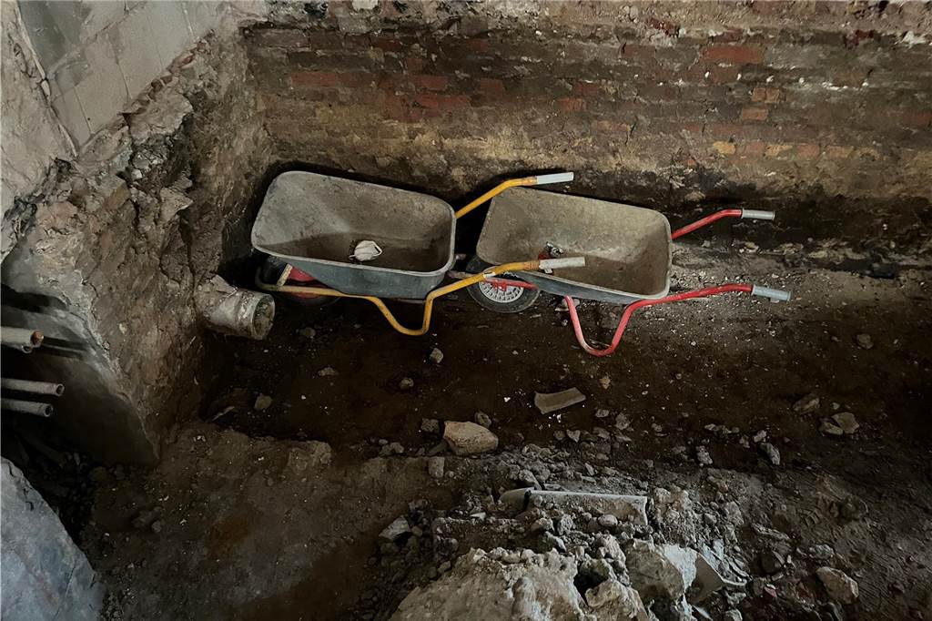 Ehemaliger Lost Place in Selm: So sieht die alte Molkerei von innen aus Die alte Molkerei in Selm wird aktuell entkernt. Mit-Eigentümer Sascha Oestermann führt durch das Gebäude.