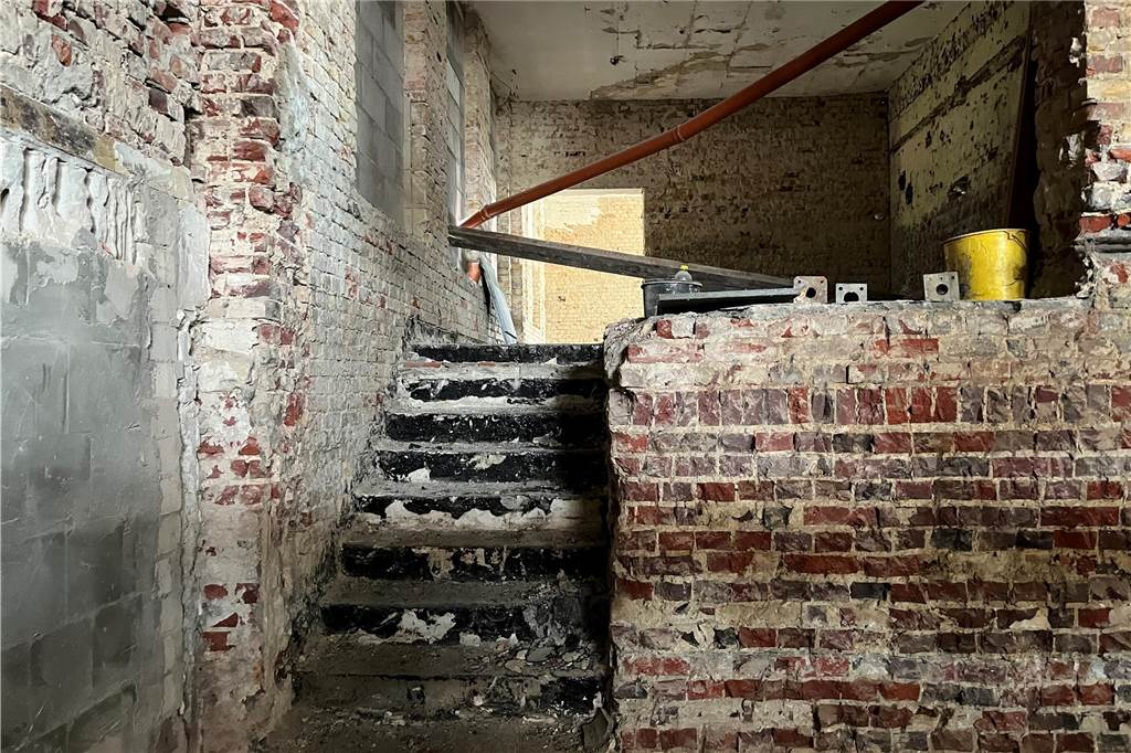 Ehemaliger Lost Place in Selm: So sieht die alte Molkerei von innen aus Die alte Molkerei in Selm wird aktuell entkernt. Mit-Eigentümer Sascha Oestermann führt durch das Gebäude.