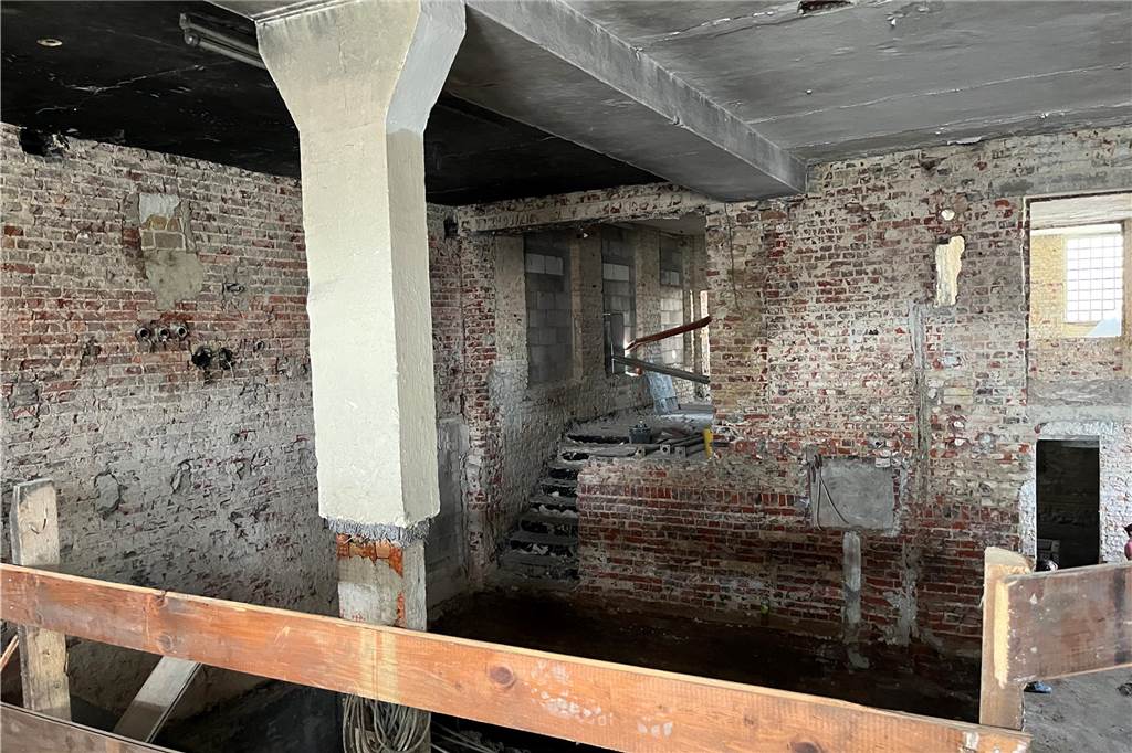 Ehemaliger Lost Place in Selm: So sieht die alte Molkerei von innen aus Die alte Molkerei in Selm wird aktuell entkernt. Mit-Eigentümer Sascha Oestermann führt durch das Gebäude.