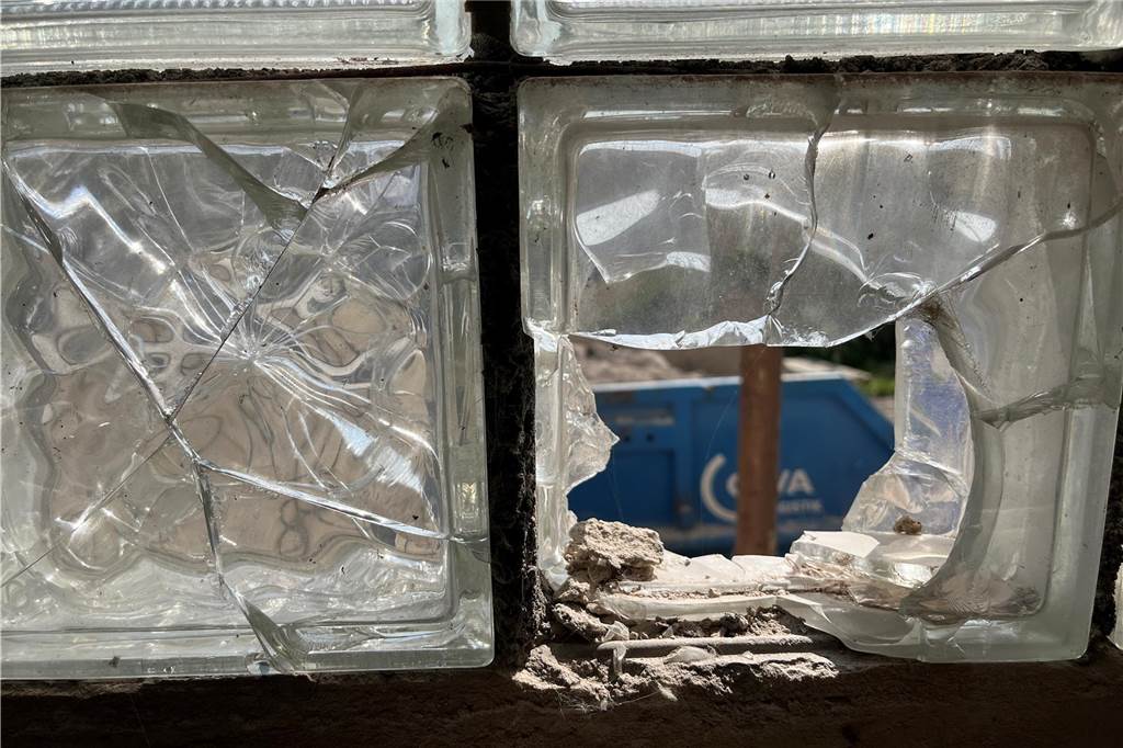 Ehemaliger Lost Place in Selm: So sieht die alte Molkerei von innen aus Die alte Molkerei in Selm wird aktuell entkernt. Mit-Eigentümer Sascha Oestermann führt durch das Gebäude.