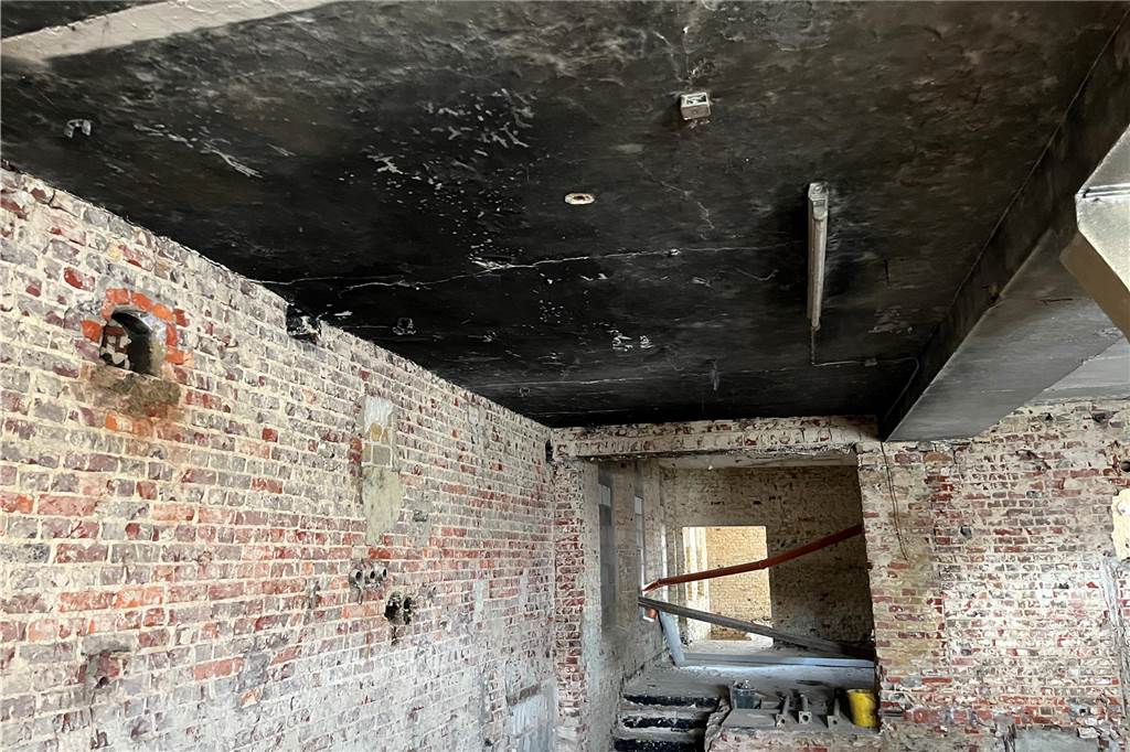 Ehemaliger Lost Place in Selm: So sieht die alte Molkerei von innen aus Die alte Molkerei in Selm wird aktuell entkernt. Mit-Eigentümer Sascha Oestermann führt durch das Gebäude.