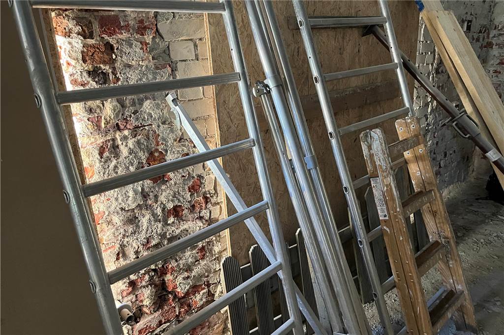 Ehemaliger Lost Place in Selm: So sieht die alte Molkerei von innen aus Die alte Molkerei in Selm wird aktuell entkernt. Mit-Eigentümer Sascha Oestermann führt durch das Gebäude.
