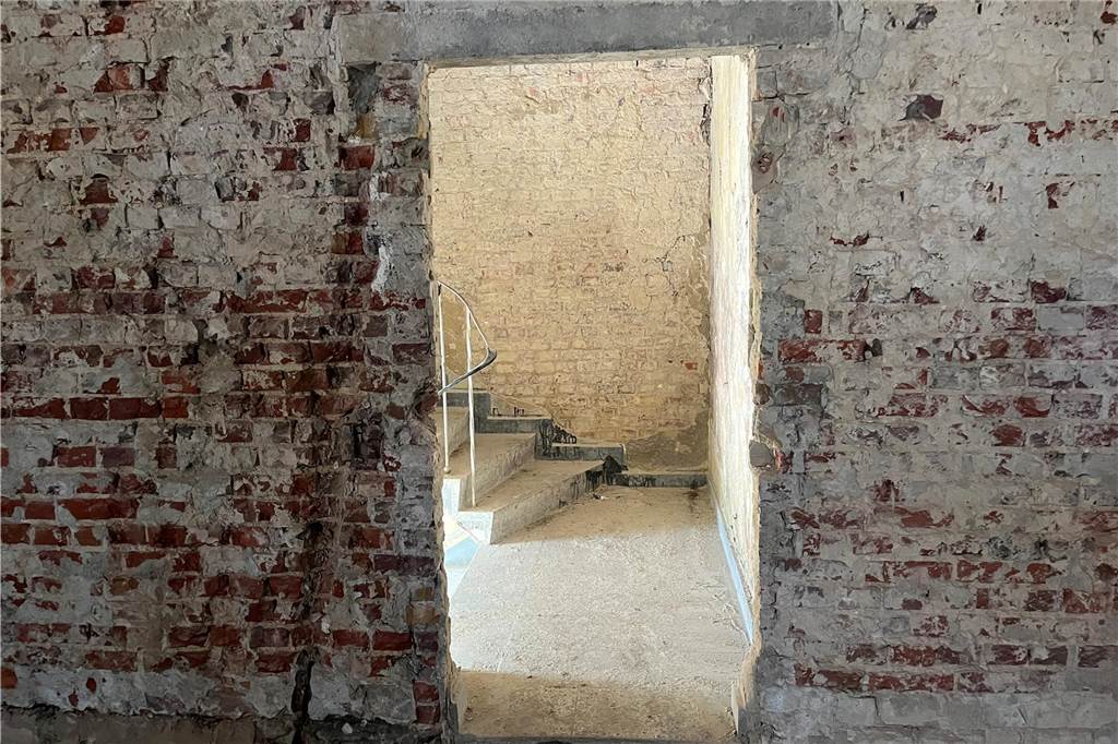 Ehemaliger Lost Place in Selm: So sieht die alte Molkerei von innen aus Die alte Molkerei in Selm wird aktuell entkernt. Mit-Eigentümer Sascha Oestermann führt durch das Gebäude.