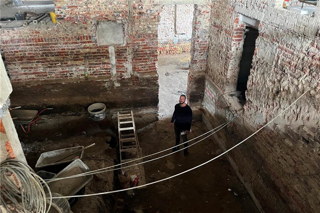 Ehemaliger Lost Place in Selm: So sieht die alte Molkerei von innen aus Die alte Molkerei in Selm wird aktuell entkernt. Mit-Eigentümer Sascha Oestermann führt durch das Gebäude.