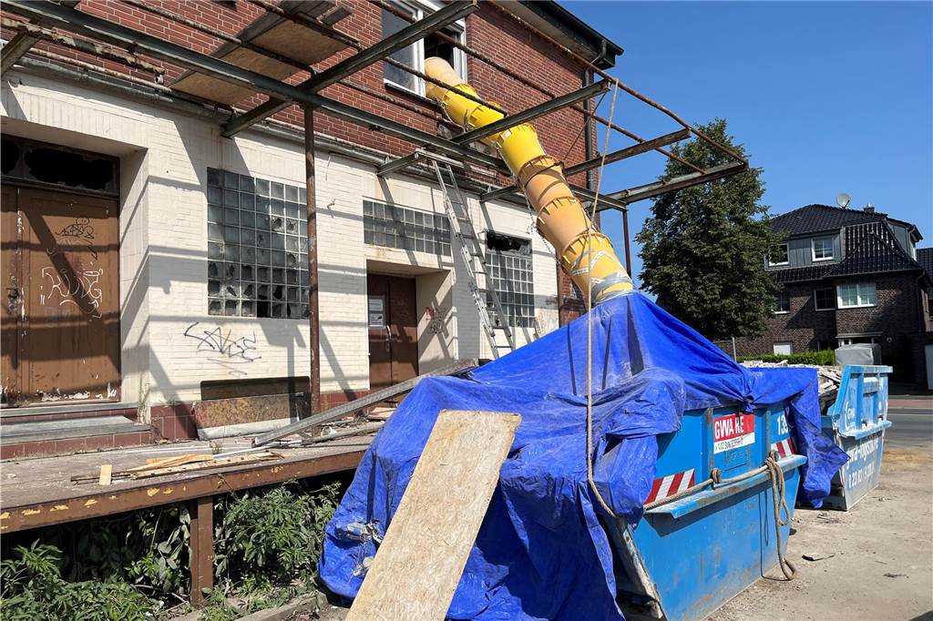 Ehemaliger Lost Place in Selm: So sieht die alte Molkerei von innen aus Die alte Molkerei in Selm wird aktuell entkernt. Mit-Eigentümer Sascha Oestermann führt durch das Gebäude.