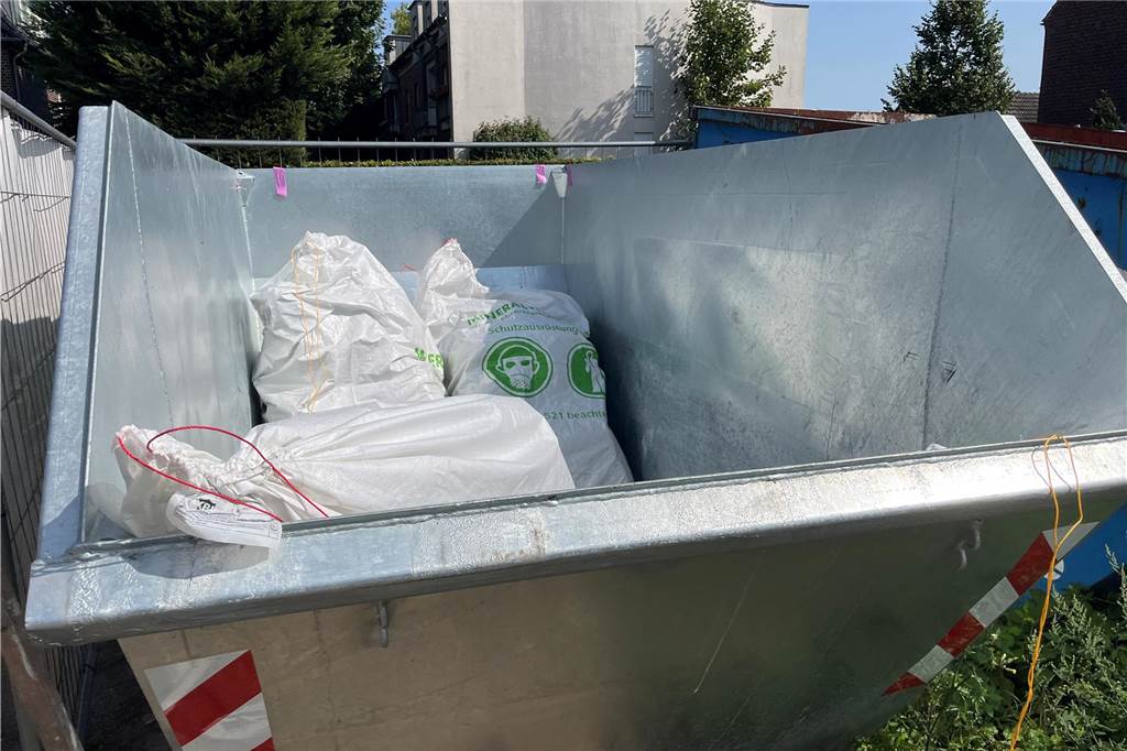 Ehemaliger Lost Place in Selm: So sieht die alte Molkerei von innen aus Die alte Molkerei in Selm wird aktuell entkernt. Mit-Eigentümer Sascha Oestermann führt durch das Gebäude.