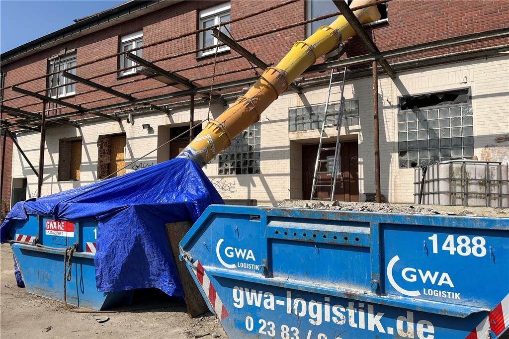 Ehemaliger Lost Place in Selm: So sieht die alte Molkerei von innen aus Die alte Molkerei in Selm wird aktuell entkernt. Mit-Eigentümer Sascha Oestermann führt durch das Gebäude.