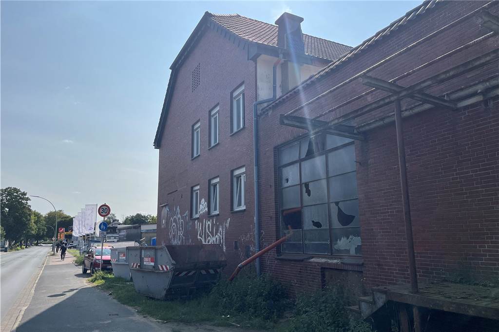 Ehemaliger Lost Place in Selm: So sieht die alte Molkerei von innen aus Die alte Molkerei in Selm wird aktuell entkernt. Mit-Eigentümer Sascha Oestermann führt durch das Gebäude.