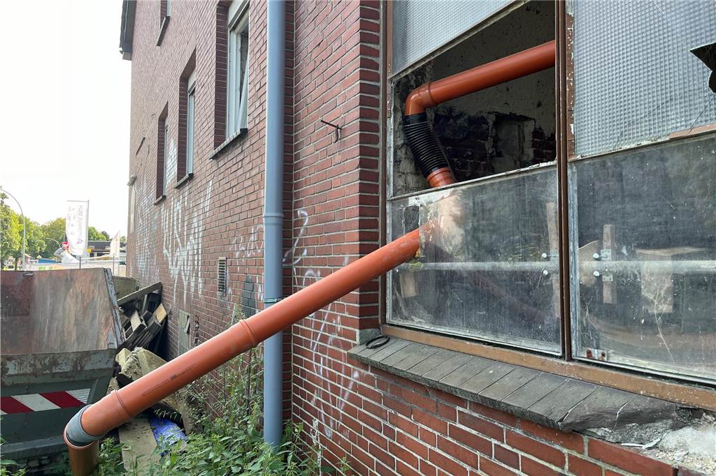 Ehemaliger Lost Place in Selm: So sieht die alte Molkerei von innen aus Die alte Molkerei in Selm wird aktuell entkernt. Mit-Eigentümer Sascha Oestermann führt durch das Gebäude.