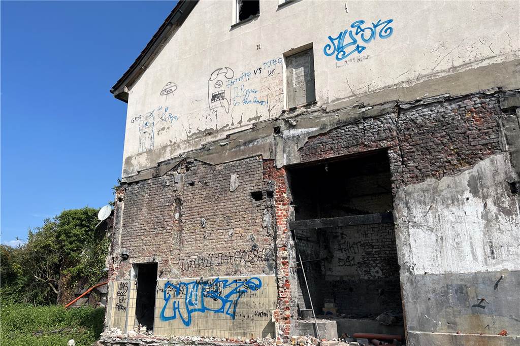 Ehemaliger Lost Place in Selm: So sieht die alte Molkerei von innen aus Die alte Molkerei in Selm wird aktuell entkernt. Mit-Eigentümer Sascha Oestermann führt durch das Gebäude.