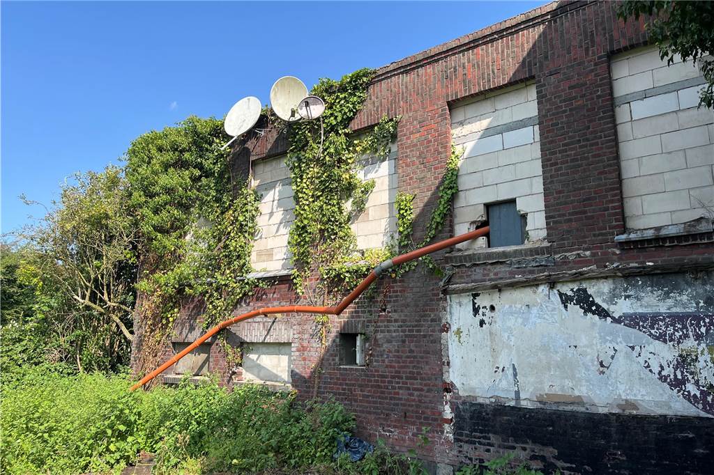 Ehemaliger Lost Place in Selm: So sieht die alte Molkerei von innen aus Die alte Molkerei in Selm wird aktuell entkernt. Mit-Eigentümer Sascha Oestermann führt durch das Gebäude.