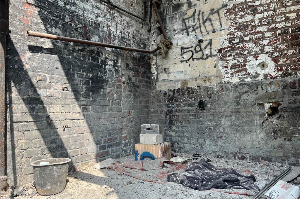 Ehemaliger Lost Place in Selm: So sieht die alte Molkerei von innen aus Die alte Molkerei in Selm wird aktuell entkernt. Mit-Eigentümer Sascha Oestermann führt durch das Gebäude.