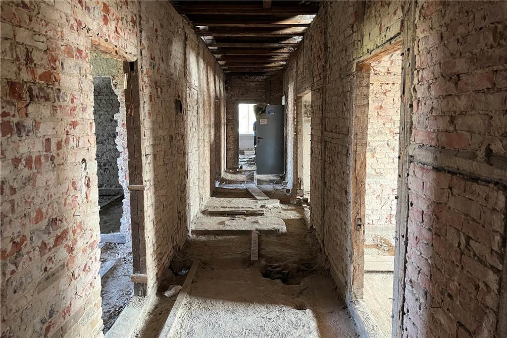Ehemaliger Lost Place in Selm: So sieht die alte Molkerei von innen aus Die alte Molkerei in Selm wird aktuell entkernt. Mit-Eigentümer Sascha Oestermann führt durch das Gebäude.