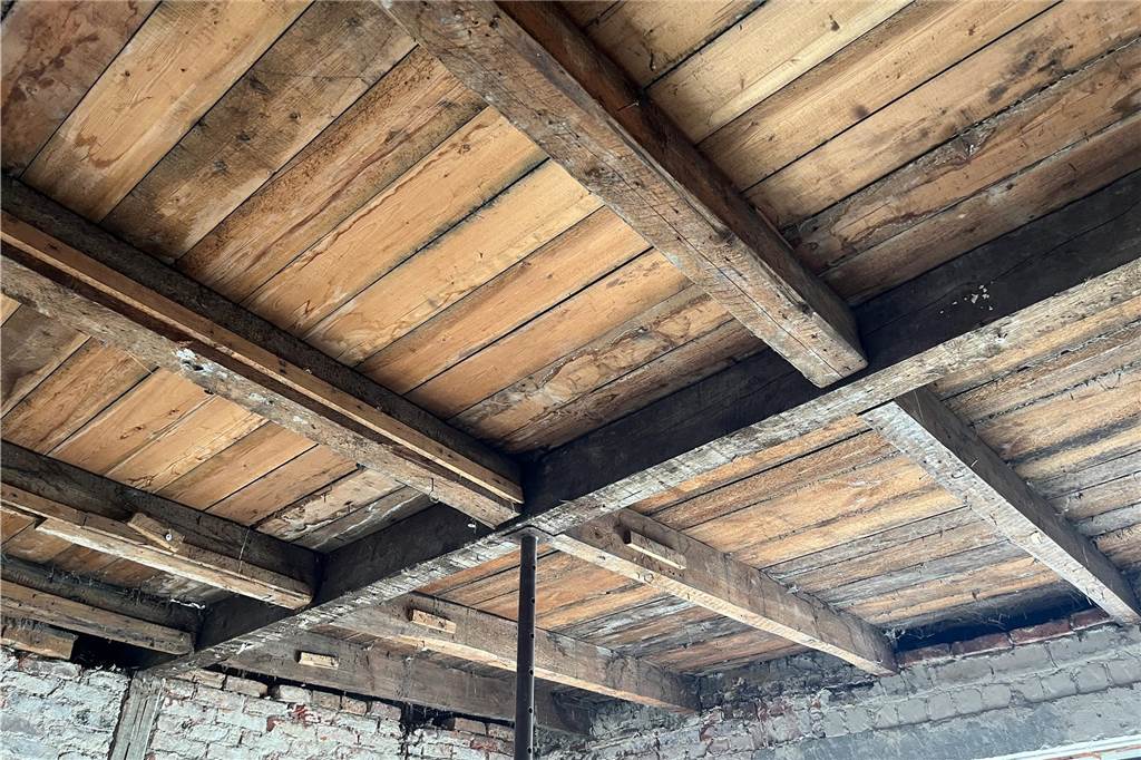 Ehemaliger Lost Place in Selm: So sieht die alte Molkerei von innen aus Die alte Molkerei in Selm wird aktuell entkernt. Mit-Eigentümer Sascha Oestermann führt durch das Gebäude.