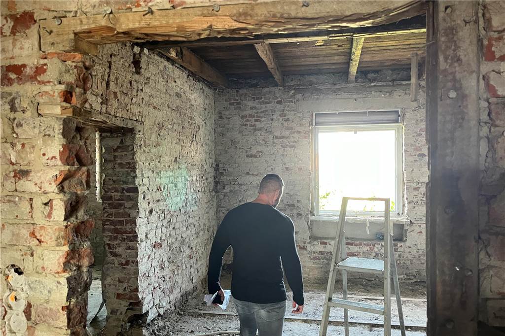Ehemaliger Lost Place in Selm: So sieht die alte Molkerei von innen aus Die alte Molkerei in Selm wird aktuell entkernt. Mit-Eigentümer Sascha Oestermann führt durch das Gebäude.