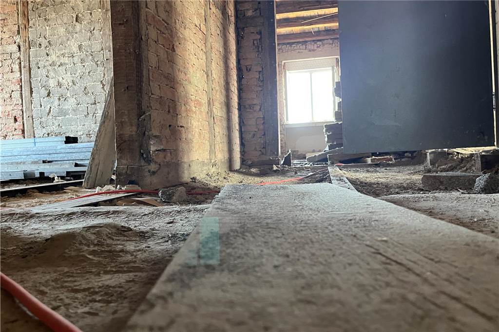 Ehemaliger Lost Place in Selm: So sieht die alte Molkerei von innen aus Die alte Molkerei in Selm wird aktuell entkernt. Mit-Eigentümer Sascha Oestermann führt durch das Gebäude.