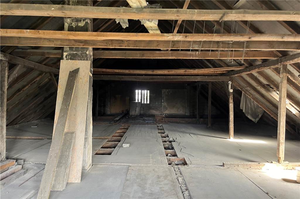 Ehemaliger Lost Place in Selm: So sieht die alte Molkerei von innen aus Die alte Molkerei in Selm wird aktuell entkernt. Mit-Eigentümer Sascha Oestermann führt durch das Gebäude.