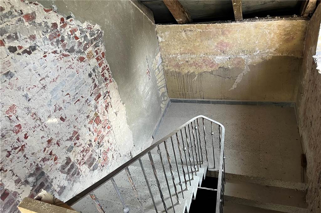 Ehemaliger Lost Place in Selm: So sieht die alte Molkerei von innen aus Die alte Molkerei in Selm wird aktuell entkernt. Mit-Eigentümer Sascha Oestermann führt durch das Gebäude.