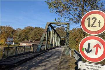 Die alte Östricher Brücke wird abgerissen, nachdem 350 Meter weiter westlich eine neue Kanalbrücke gebaut worden sein wird.