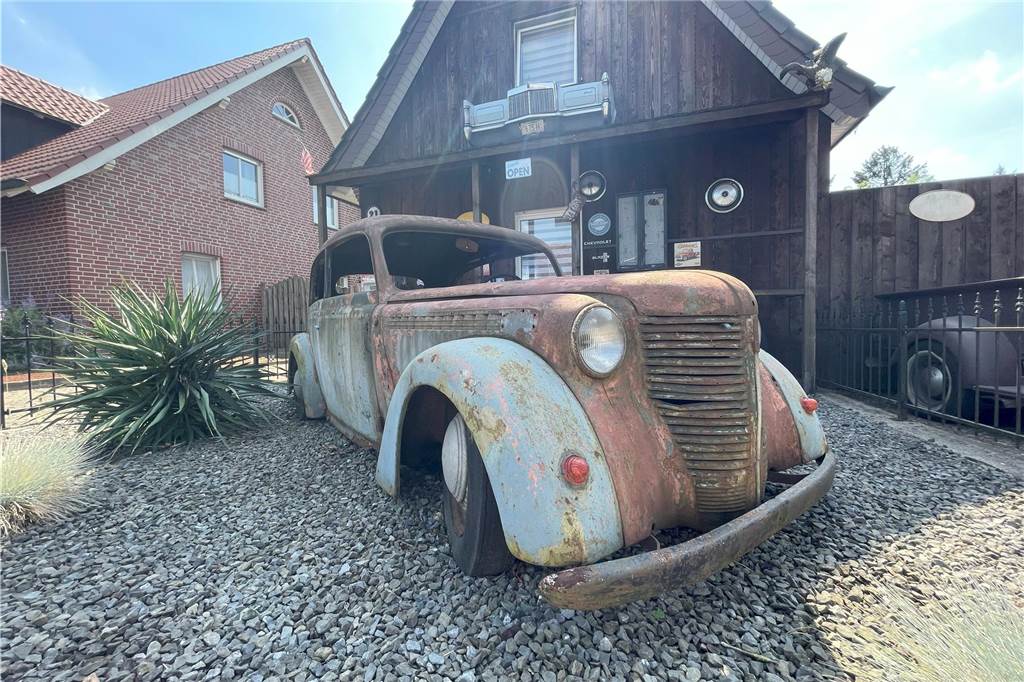 Die alte Rostlaube im Vorgarten von Erwin Feldkamp auf der Eichendorffstraße in Wennewick in Stadtlohn ist das einzige seiner Autos, das nicht mehr fahrtüchtig ist.