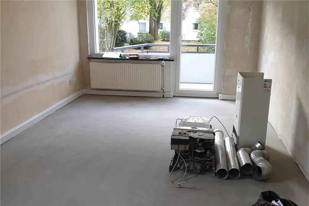 Zuhälter im Mietshaus: „Er hat gefragt, ob ich für ihn anschaffen will“ Die alte Therme stand knapp zwei Wochen lang mitten in der Wohnung der Dortmunderin. Eine neue wurde erst später eingebaut.