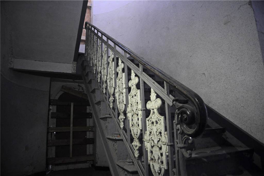 Die alte Treppe ist erhalten geblieben.