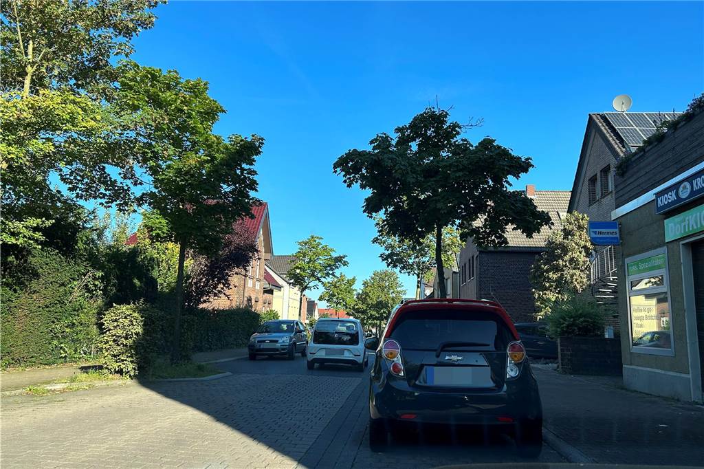 Bürgerinitiative für Umgehungsstraße schart Selmer um sich : „Nur Taten zählen“ Die Alte Werner Straße ist eng. Anwohner beklagen Schleichverkehr auch von Lastwagen. Das gefährde vor allem Kinder.
