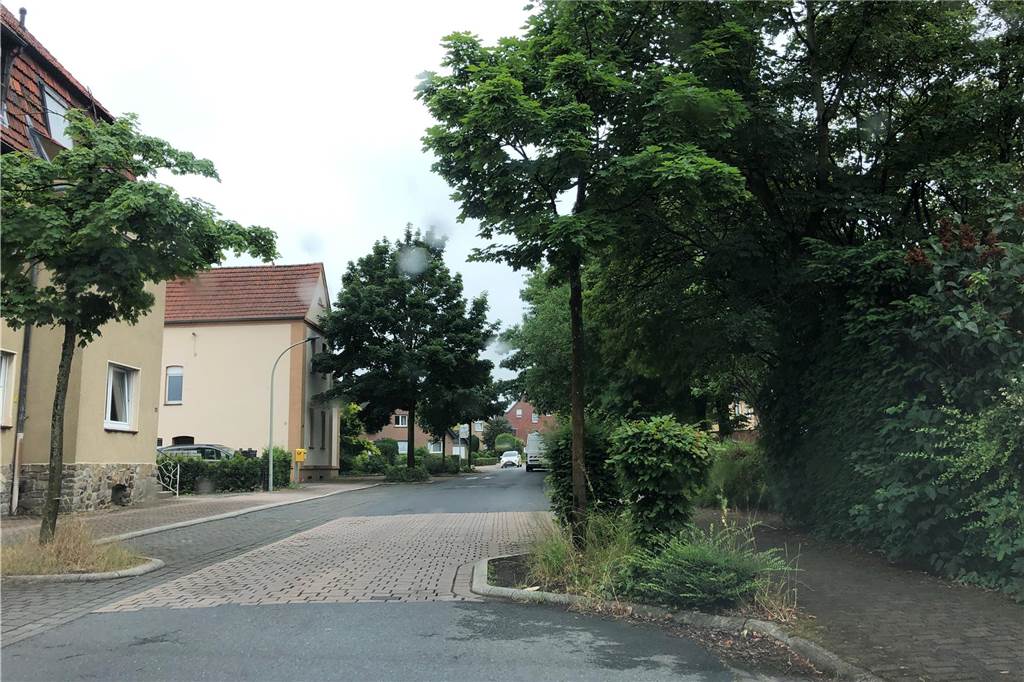 Bürgerinitiative Umgehungsstraße: „Wir erhöhen den Druck auf die Politik“ Die Alte Werner Straße sei eine der Straßen, durch die auch landwirtschaftliche Fahrzeuge fahren. Wobei die Straße dazu gar nicht ausgerichtet sei. „Für die Landwirte wäre eine Umgehungsstraße auch gut, weil sie dann nicht mehr durch die engen Anwohnerstraßen fahren müssten", sagt die BI.