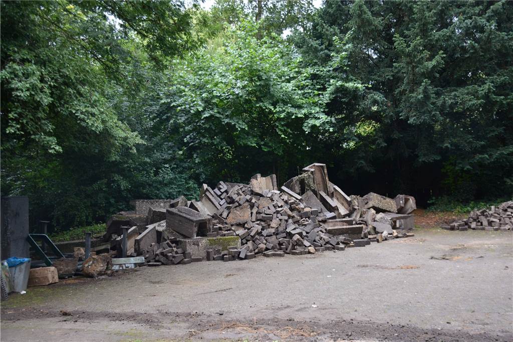 Drei-Millionen-Umbauprojekt in Dorsten: Bagger rollen an Die alten Betonteile des Gehwegs sind auf einer Seitenfläche gelagert.