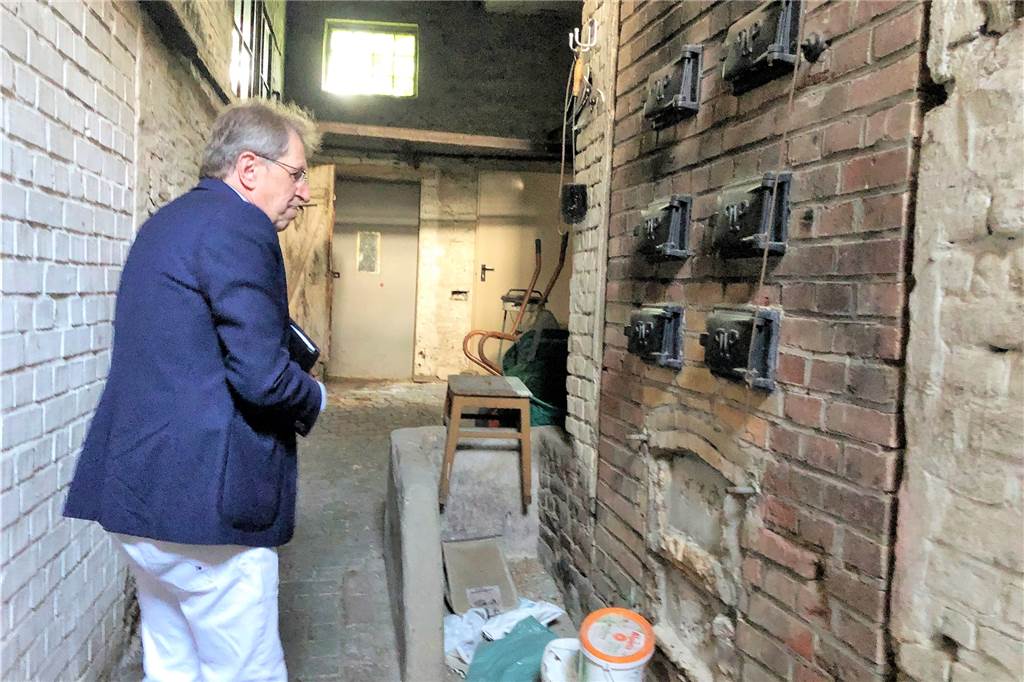 Wohnungsbau im Dortmunder Westen: Investor hat überraschende Neuigkeiten Die alten Gebäude werden für den Abriss vorbereitet. Hier ist Lothar Heinze in einer ehemaligen Backstube.