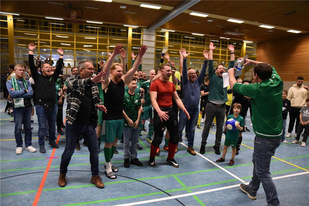 SC Fröndenberg-Hohenheide am Ziel: „Einige hatten Tränen in den Augen“ Die Alten Herren des SV Bausenhagen bejubeln ihren Titel.