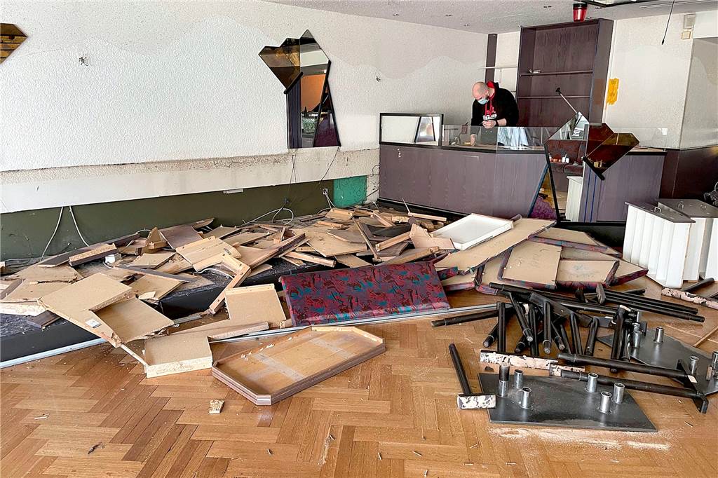 Erste Bilder zeigen die Tanzschule Thiele nach ihrem Komplettumbau Die alten Sitzelemente an den Wänden und die frühere DJ-Ecke sind beim Umbau verschwunden.