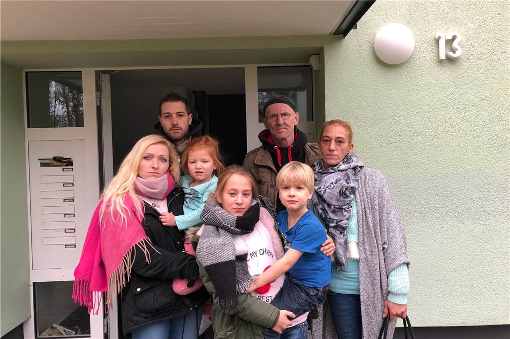 Wassersperre in zwei Mietshäusern am Himmelsberg: Eigentümerin hatte nicht bezahlt Die Altro-Mondo-Mieter vom Himmelsberg 13: Andrea Kowaysme, ihr Lebensgefährte Dennis Reddig, die Nachbarn Fredi Klemm und Christiane Ruhnke sowie die Kinder Elias und Emily (von links) sitzen seit Dienstagmittag auf dem Trockenen.
