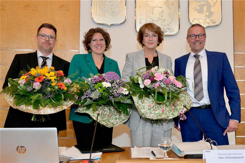 Dr. Katrin Linthorst vor Abschied: „Das hat wie Arsch auf Eimer gepasst“ Die am 1. Juli neu gewählten Dezernentinnen der Stadt Wuppertal Dr. Katja Linthorst (2.v.l,), Annette Berg (2.v.r.), Dezernent Gunnar Ohrndorf (l.) mit Oberbürgermeister Uwe Schneidewind.