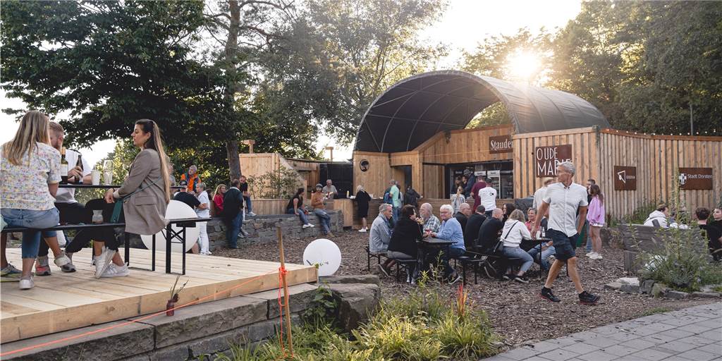 Amphitheater Dorsten: Dach finanziert, Oude-Marie-Bar wird Schmuckstück Menschen sitzen in Bar Oude Marie im Bürgerpark in Dorsten