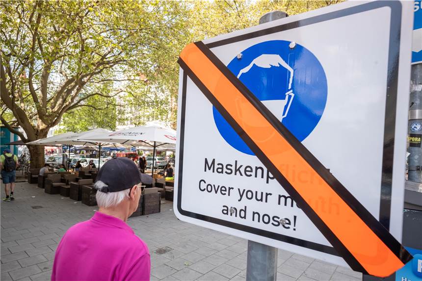 Land hebt Maskenpflicht im Freien größtenteils auf - In Klassen Maske noch Pflicht Die am Mittwochabend veröffentlichte neue Corona-Schutzverordnung hebt die Maskenpflicht im Freien ab Montag in Regionen mit niedriger Sieben-Tage-Inzidenz größtenteils auf.