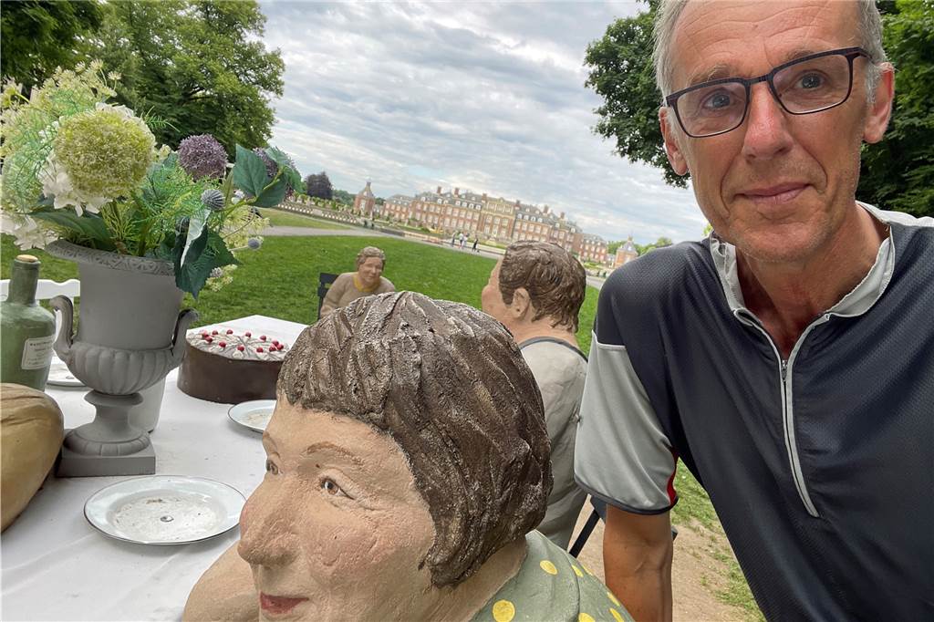 Ein Mann mit Kunst-Figuren.