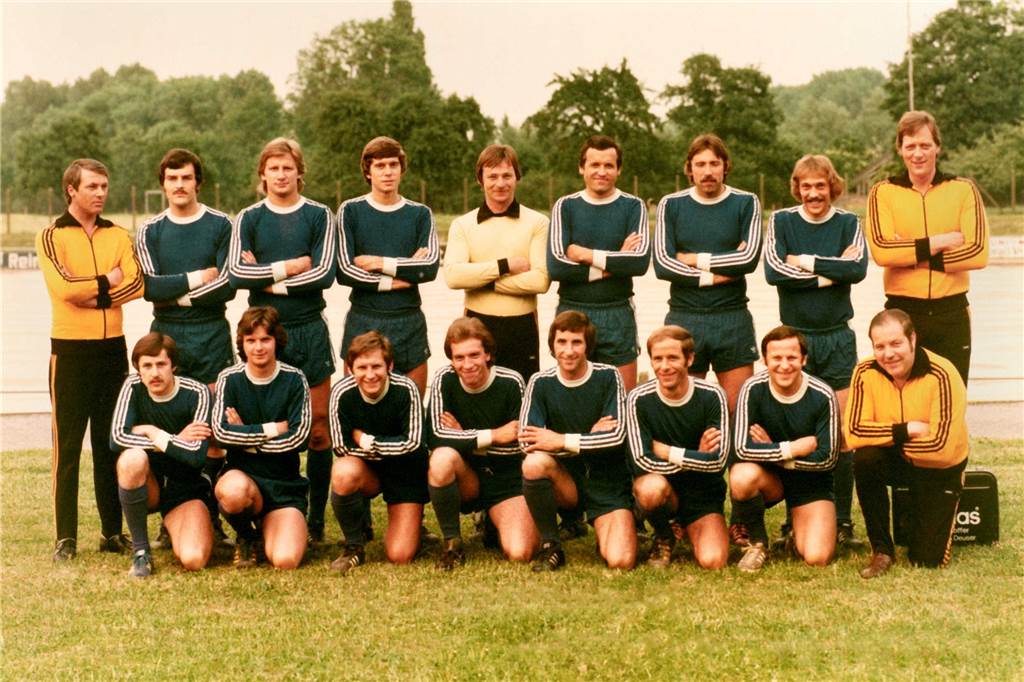 Holzwickede trauert um Horst Rabe: Die Deutsche Amateurmeisterschaft 1976 trug seine Handschrift Die Amateur-Meistermannschaft des HSV: Unser Bild zeigt (v.l. hinten) Fußballobmann Horst Rabe, Herbert Bell, Ingo Peter, Hans-Joachim Woköck, Helmut Scholz, Rolf Weltmann, Franz-Josef Serges, Gerd Kuhlhüser, Masseur Raidar Stiepermann, (v.l. vorne) Rainer Backs, Heinz Wulf, Hans-Jürgen Kurrat, Jochen Laske, Dieter Eiler, Klaus Waldschmidt, Dieter Kurrat und Betreuer Friedhelm Rademacher.