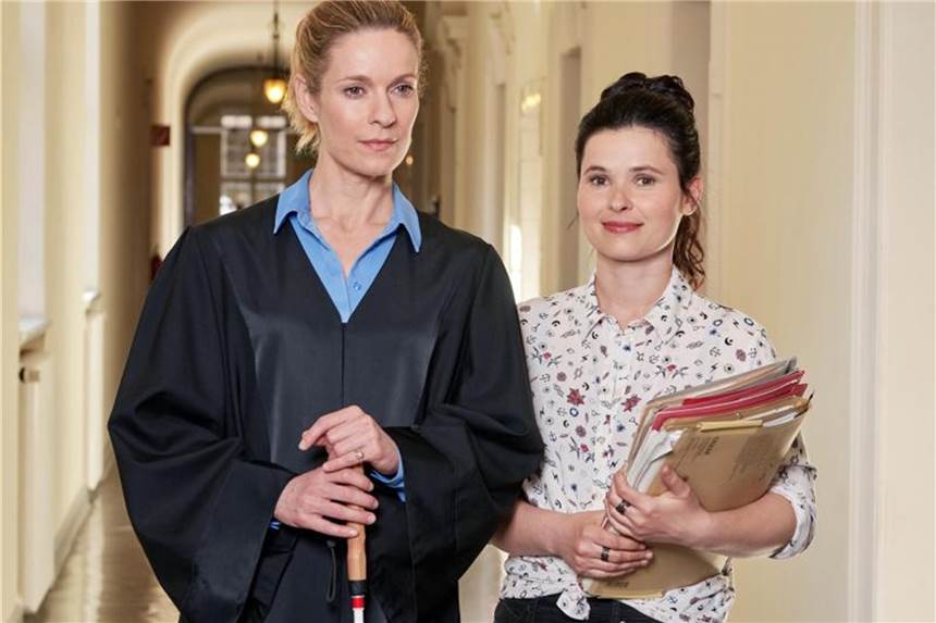 Die Heiland - Wir sind Anwalt Die ambitionierte Anwältin Romy Heiland (Lisa Martinek, l) und ihre Assistentin Ada Holländer (Anna Fischer). Foto: Reiner Bajo