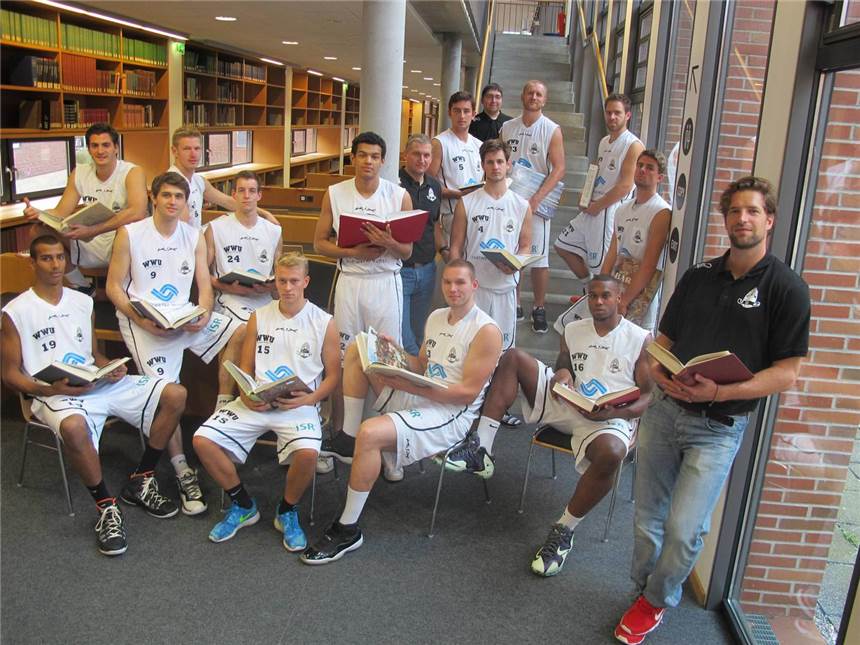 Route soll für UBC weiter nach oben führen Die ambitionierten Uni-Basketballer mit Trainer Philipp Kappenstein (r.) stellten sich zum Fototermin in der Bibliothek.
