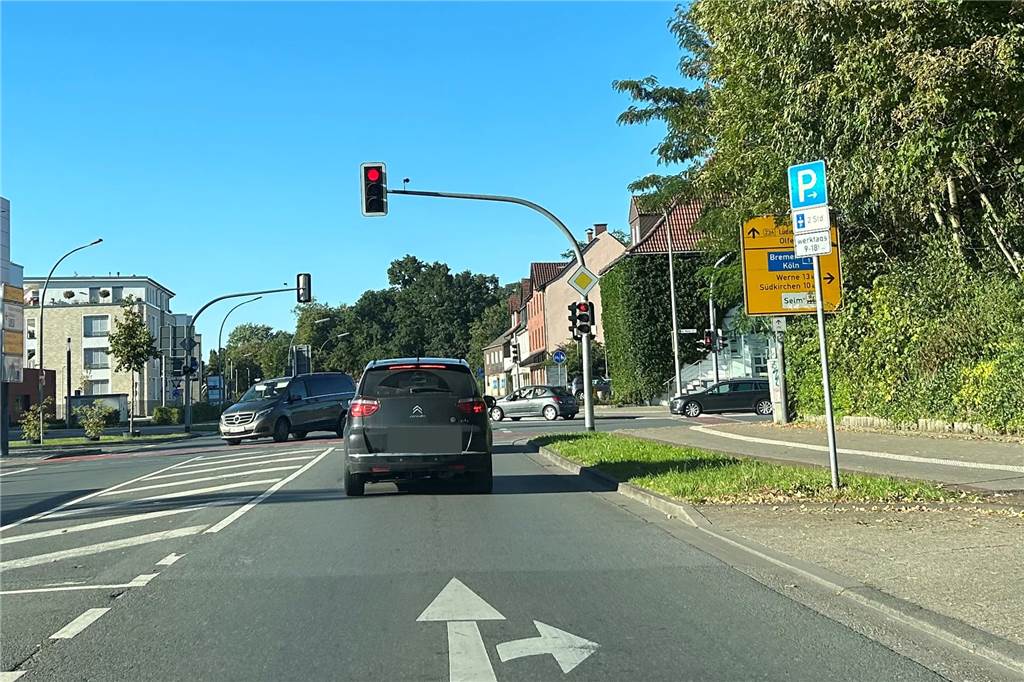 Steigendes Verkehrsaufkommen: Politischer Vorstoß für Gesamtverkehrskonzept Die Ampel an der Kreuzung Kreisstraße/Neue Werner Straße wird dem steigenden Verkehrsaufkommen nicht gewachsen sein, fürchten Bürger und auch Politiker.