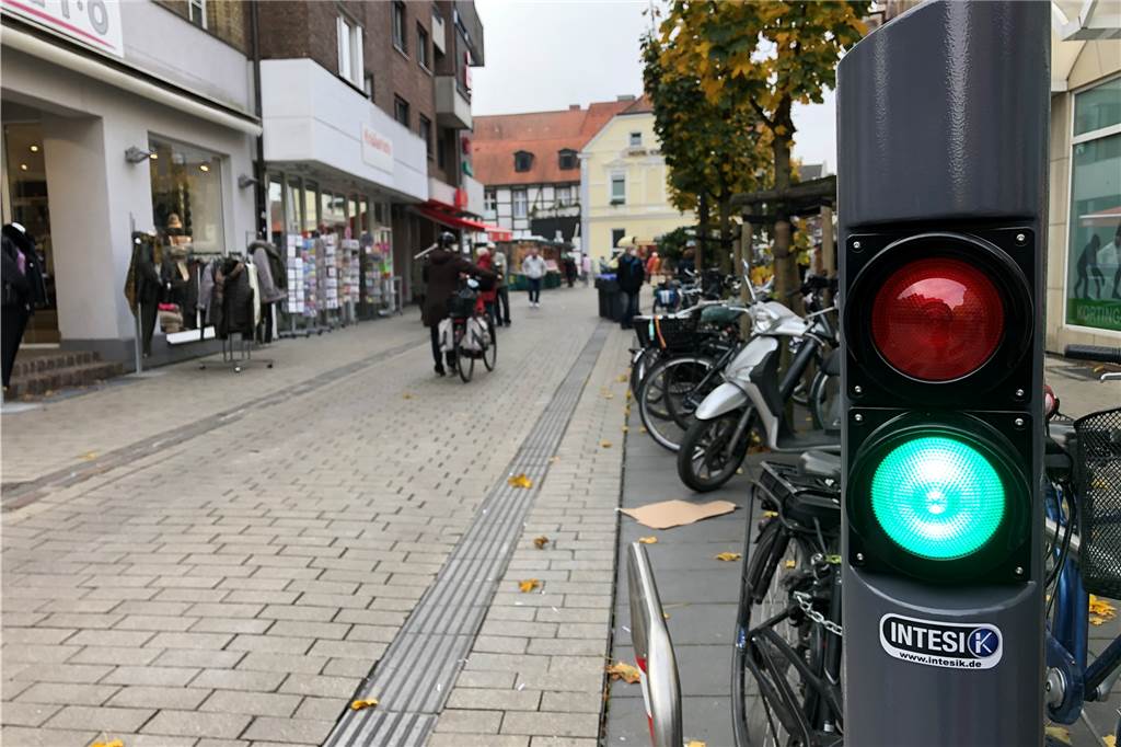Neuer Poller mit Ampel an Fußgängerzone in Werne installiert - mit zwei Haken Die Ampel zeigt 24 Stunden lang zusätzlich, ob der Poller im Boden versenkt ist oder nicht.