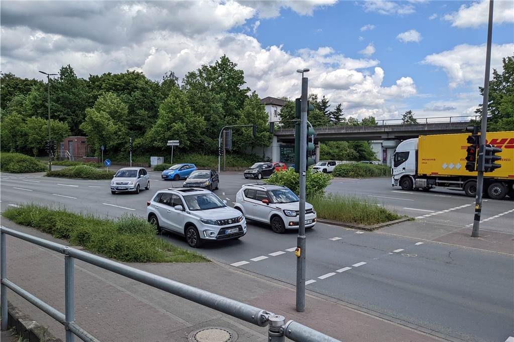 Mittelinsel mit „Wartezwang“: Radfahrer in Dorsten fühlen sich unwohl Kreuzung mit Autos.