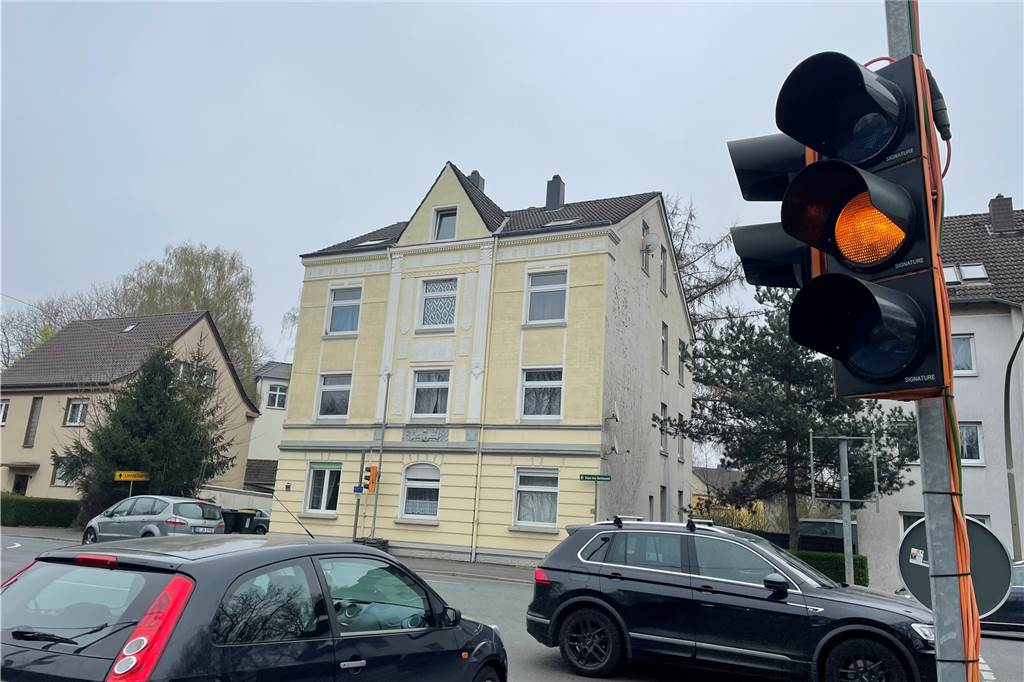 Nach Unfall: Ampel an A40-Kreuzung in Dortmund fiel komplett aus Die Ampeln blinkten orange – ein Zeichen dafür, dass sie nicht funktionierten.