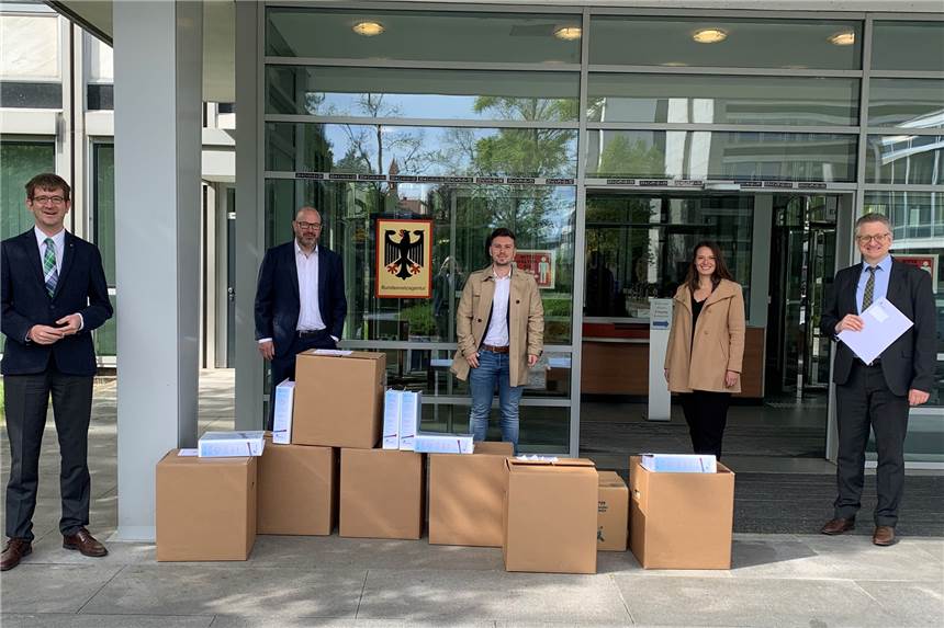 Meilenstein auf dem Weg zur A-Nord: Jetzt prüft die Bundesnetzagentur Die Amprion-Mitarbeiter Carsten Stiens (2.v.l.), Lucas Kaufmann (Mitte) und Verena Kreggenwinkel (2.v.r.) übergaben die Antragsunterlagen am 30. April an Dr. Bodo Herrmann (r.) und Benedikt Stratmann (l.) von der Bundesnetzagentur.