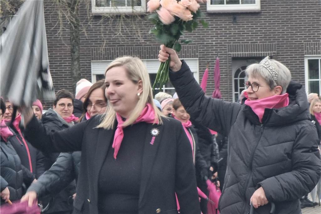 Pinker Zusammenhalt: St.-Elfi vereint Frauenpower und Tradition St.-Elfi-Königin ist Magdalene Schmalacker (r.).