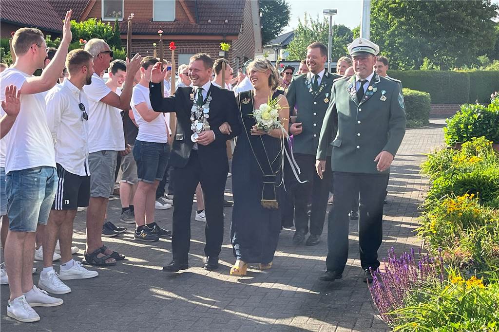 Die Freiheiter Schützen haben mit Michael Husmann einen neuen Kaiser Die amtierenden Majestäten Moritz Schrief und Lara Bergunde wurden in einem Festzug zum Zelt geholt.